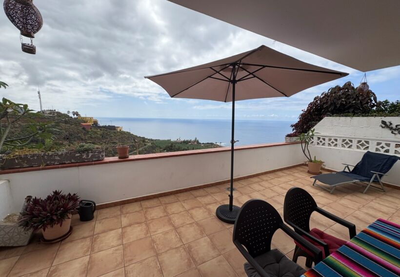 Small, cosy flat in a prime location, right by the sea