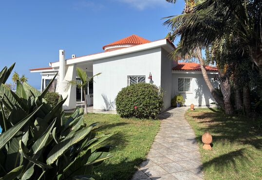 Architect's villa plus building plot in panoramic location