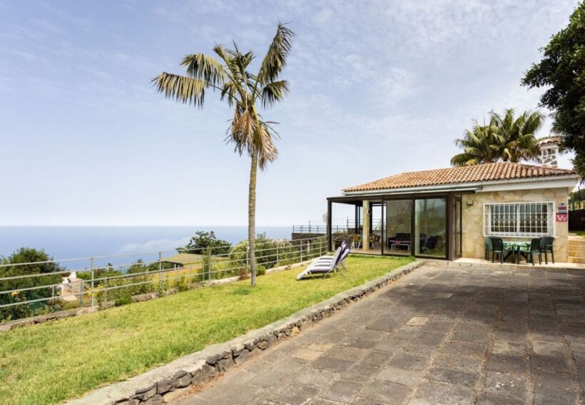Country house with pool in a beautiful panoramic location