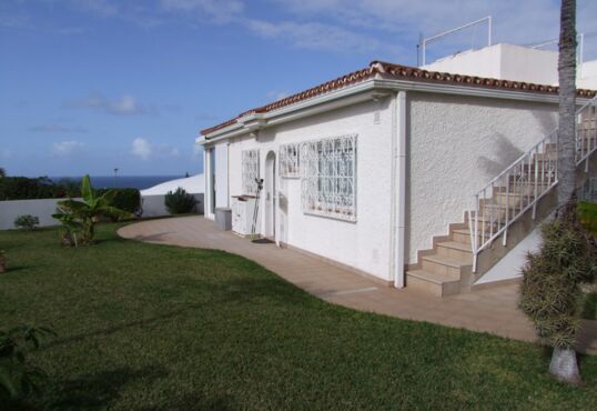 Semi-detached house in a favoured suburban location