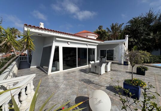 Architect's villa plus building plot in panoramic location