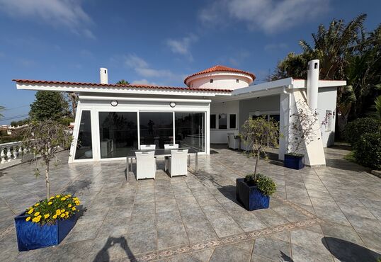 Architect's villa plus building plot in panoramic location