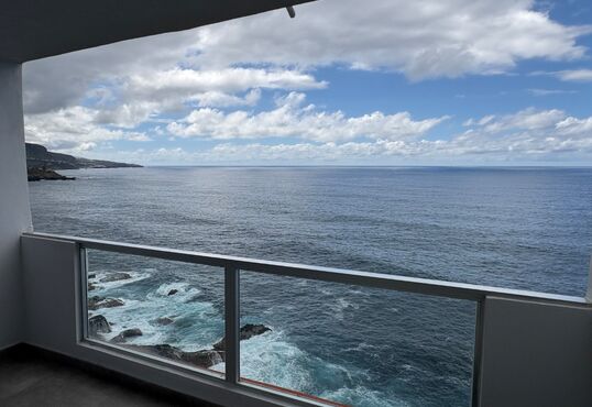Modern flat in a spectacular seaside location