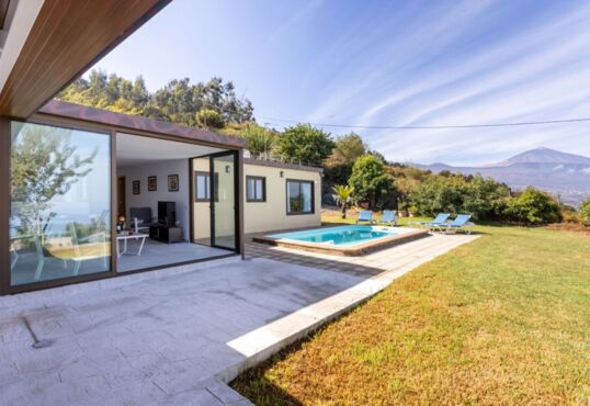 Bungalow-style country house