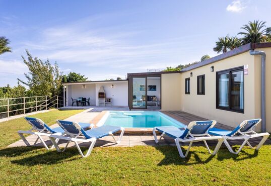 Bungalow-style country house