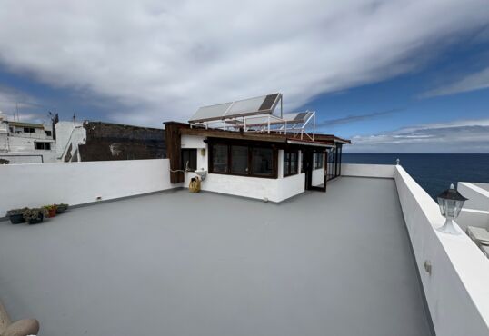 Spacious house directly by the sea
