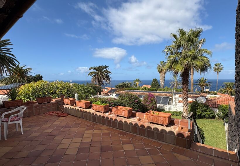 Semi-detached house in quiet area with views