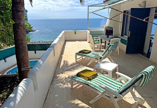 Chalet in an unrivalled location right by the sea