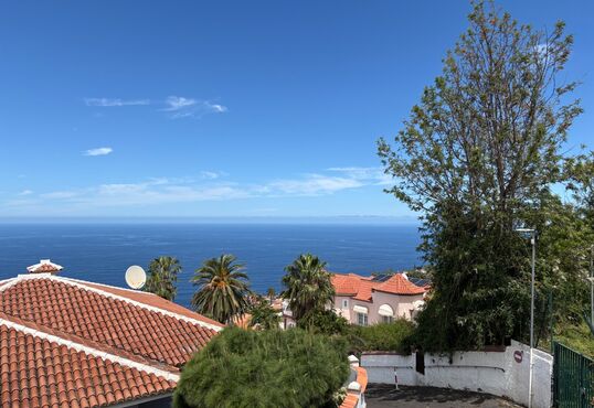 Exclusive villa with guest house in a panoramic location