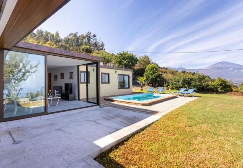 Bungalow-style country house
