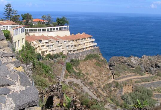 stylish flat right by the sea