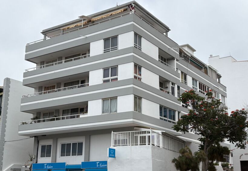 Central flat with two terraces and sea views