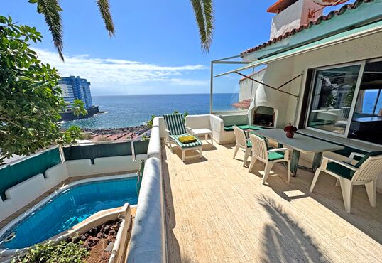 Chalet in an unrivalled location right by the sea