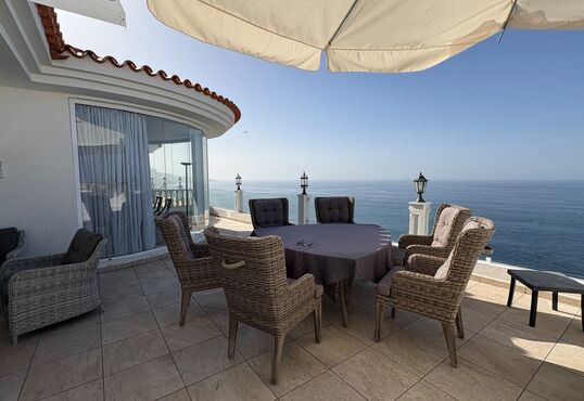 Impressive flat on the seafront