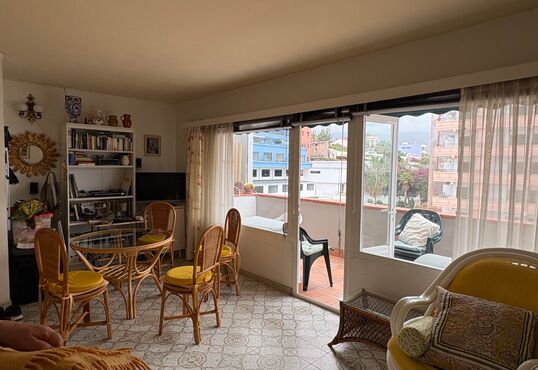 Central flat with two terraces and sea views