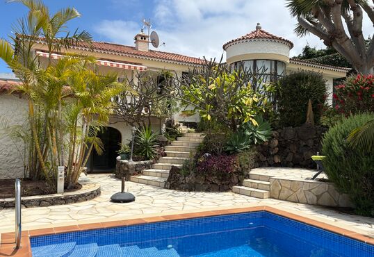 Exclusive villa with guest house in a panoramic location