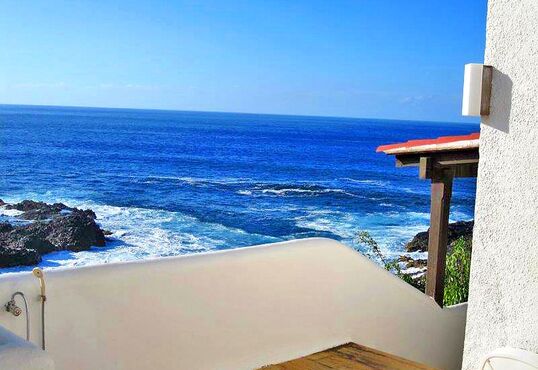 Chalet in an unrivalled location right by the sea