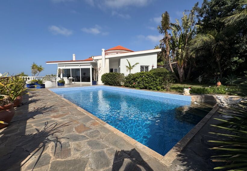 Architect's villa plus building plot in panoramic location