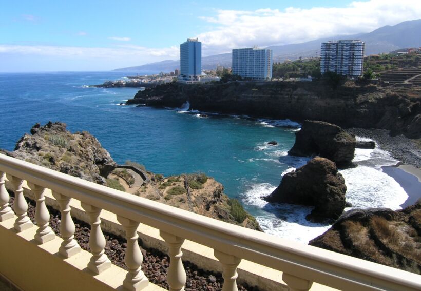 stylish flat right by the sea