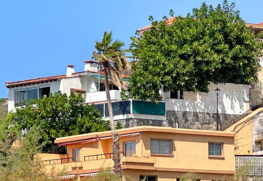 Chalet in an unrivalled location right by the sea