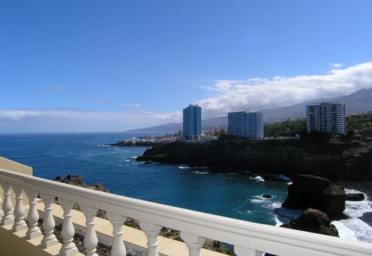 stylish flat right by the sea