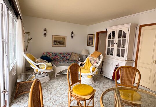 Central flat with two terraces and sea views