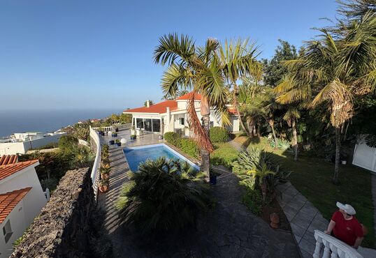 Architect's villa plus building plot in panoramic location