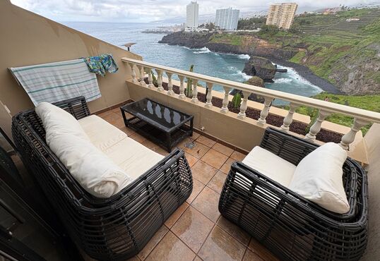stylish flat right by the sea