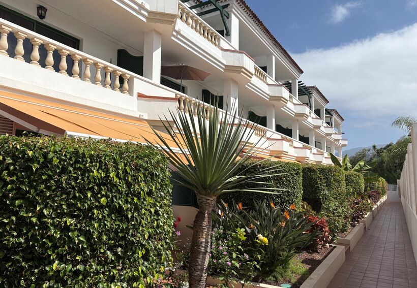 Sunny flat with pool and mountain views