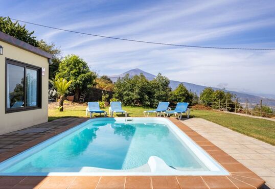 Bungalow-style country house