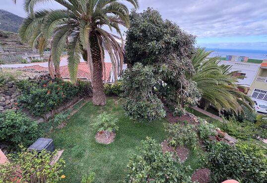 Spacious house with garden and sea view
