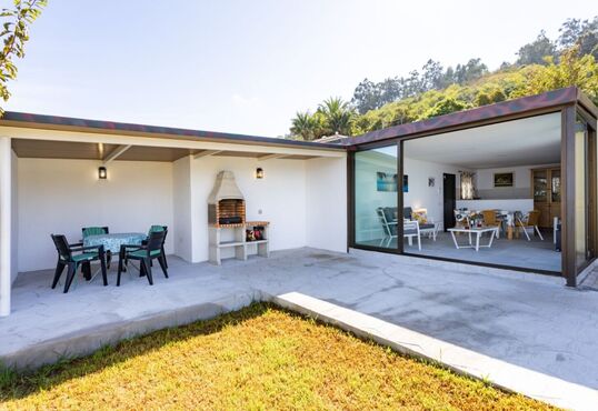 Bungalow-style country house